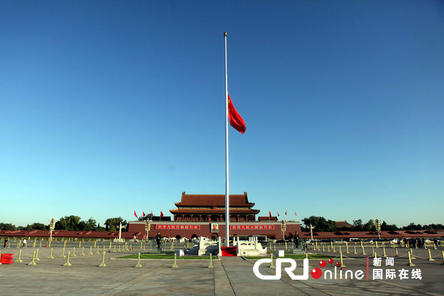2012年10月17日，北京，天安门广场降半旗。 图片来源:cfp