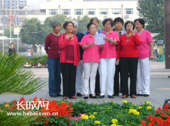 石家庄:市民载歌载舞喜迎党的十八大(组图)_资