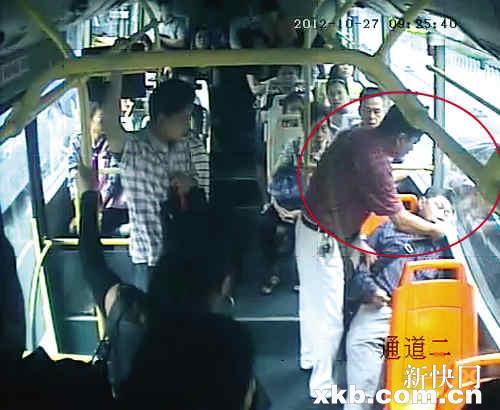 广州老伯失禁晕倒公交 司机乘客齐救助送医院