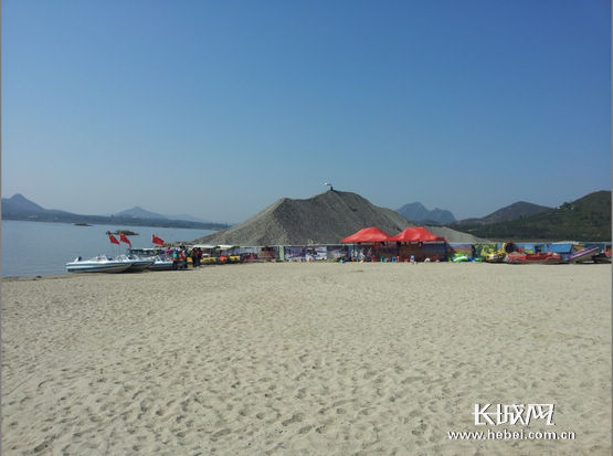 受大海; "沙滩浴场"的水属于龙门水库; 保定易县狼牙山沙滩浴场开放于