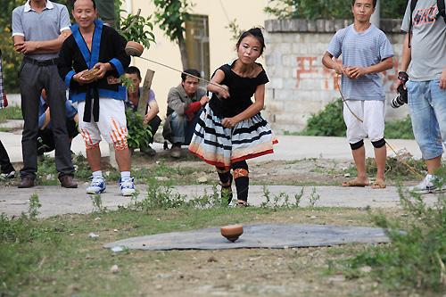 图为瑶族阿妹打陀螺(摄影/王国庆)