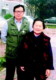 于建嵘微博晒合影 幸福!81岁母亲笑眯了_资讯