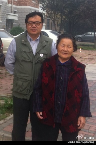 于建嵘微博晒与老母亲合影引热议 网友:尽孝要