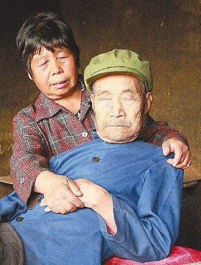 老太照顾俩聋哑失明老人10年 碰碰头即可与其沟通