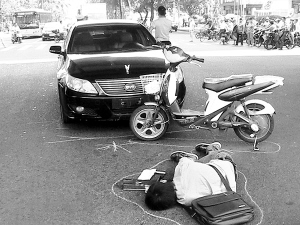 电动车闯红灯被撞