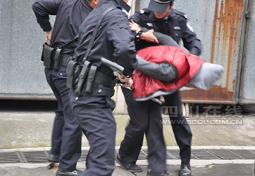 新都法院法警举行处突演练 迎十八大顺利召开