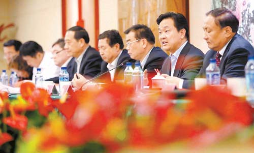 图为彭家瑞代表在讨论时说,在惩治腐败,有效防治方面,应当多加调研