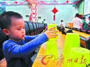 广州200名中学生挑战叠杯申请吉尼斯世界纪录