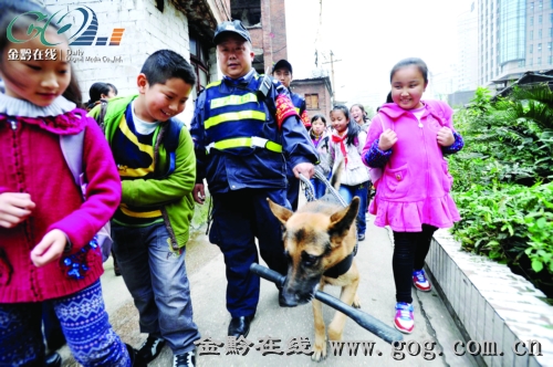 徐天江和他的巡逻犬卡尔都是达德小学学生的