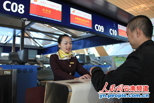 一名旅客正在办理乘机手续。摄影:李发兴
