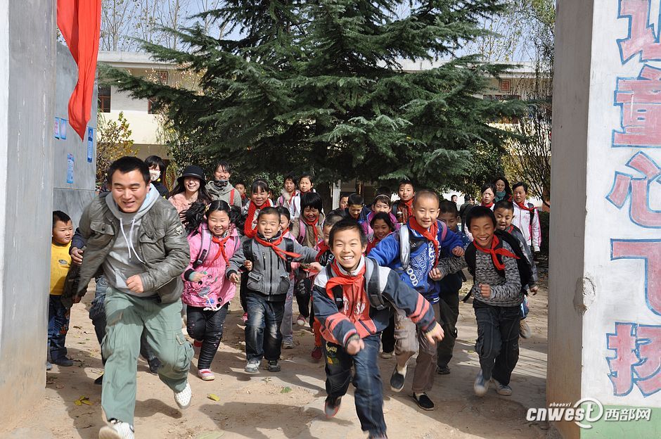 高清组图:西安网友到贫困小学征集心愿