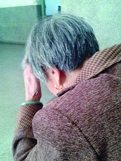 83岁老太得了幻触症 老觉得<em>头发</em>里有<em>虫</em>不停