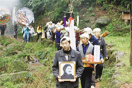 千人冒雨送别"天梯"老人