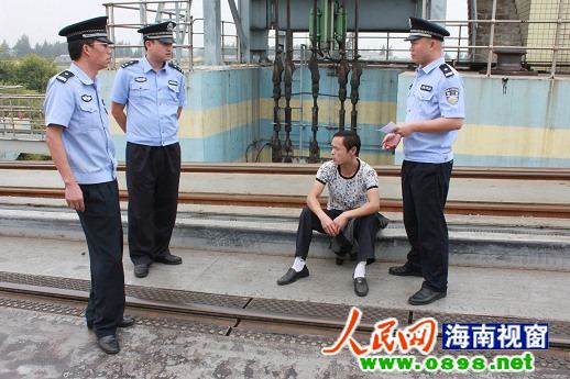 海口打工男子找不到工作欲跳海 被警方救下