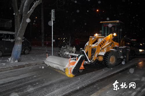 滚刷小铲车成清雪的生力军