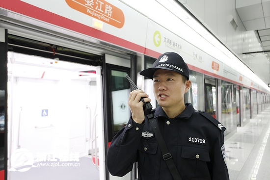 地铁警察站内站外门儿清 能报出1公里内最近