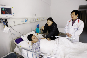 <em>医生哥哥帮妹妹检查</em>_亲妹妹把第一次给我_流