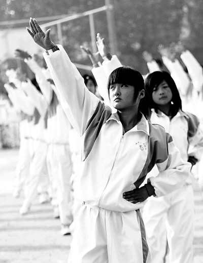 学校体育:城市没场地农村缺老师