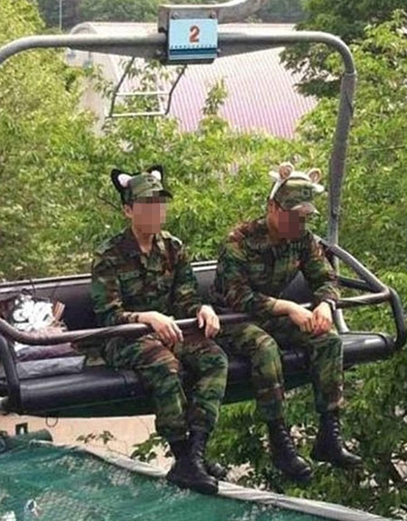 韩国游乐场2名无精打采的军人引热议