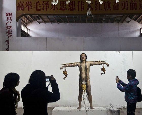 男子全裸私处挂烧鸡 湖南艺校<em>女生吻</em>其全身/图