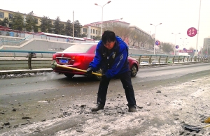 张玉斌义务除冰:亲,抡锤子砸冰很过瘾!