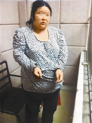 面对警方的审讯,阿英开始一直不承认虐待亲生女儿致死的犯罪事实。
