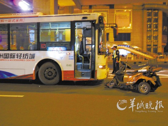 残疾人车逆行撞公交车 三轮车上三人受伤