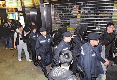 涉嫌不同罪名的黑帮成员被蒙头带署来源：香港《大公报》