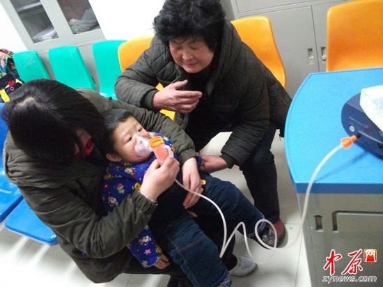 郑州66岁儿科教授李玉琴义务为哮喘病患者讲