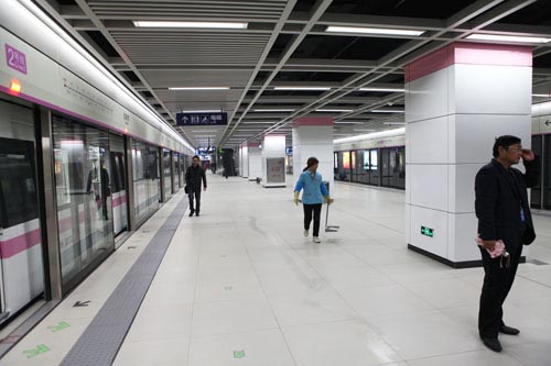 中国首条过江地铁 武汉地铁2号线开通运营