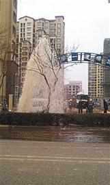 罐装车撞断消防栓 自来水喷涌达十余米高(图)