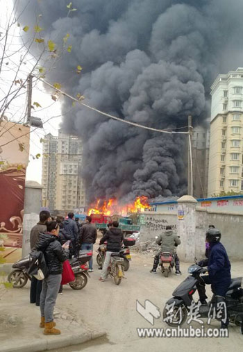 武汉江汉区汉口花园附近工棚失火 原因尚不明