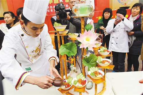 在购物美食节活动中,区商委,餐饮协会连续两天举办厨艺大赛,组织该区