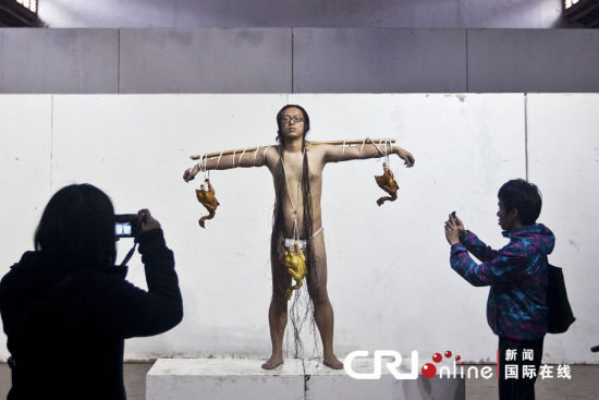 男子<em>全裸</em>私处挂烧鸡 湖南<em>艺校女生</em>吻其全身/图