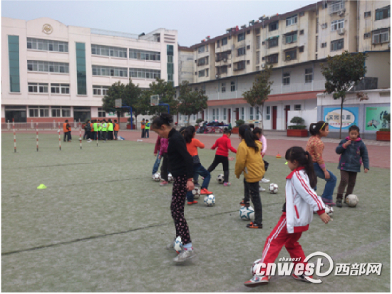 汉川学校把足球纳入体育课 让孩子享受快乐足球