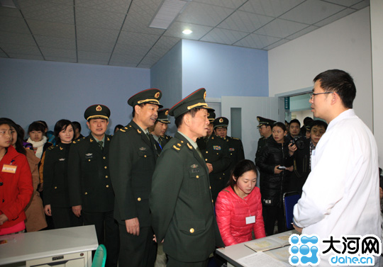 河南省应征<em>女兵</em>开始体检 九成以上为<em>大专</em>学历