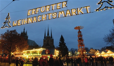 11月27日，德国的一个圣诞市场已经装饰一新，等待着圣诞节的到来。图/IC