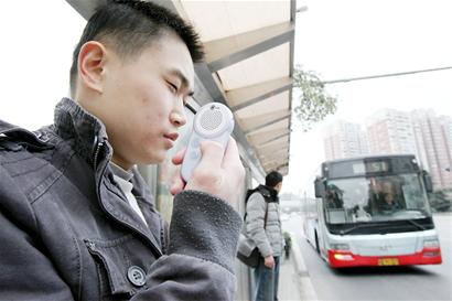 有了"引路人"盲人乘车不再难