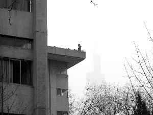 压力男爬上东大图书馆楼顶