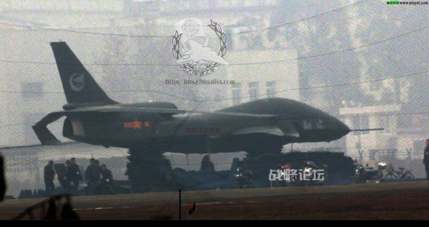 中国翔龙大型无人机亮相 媲美全球鹰可配合航