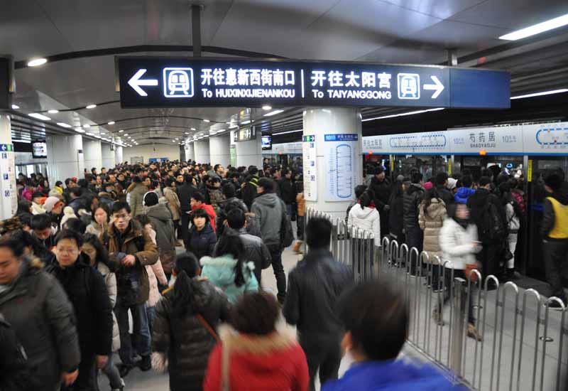 北京十号线成最挤线路 记者实拍早高峰_资讯频道_凤凰网