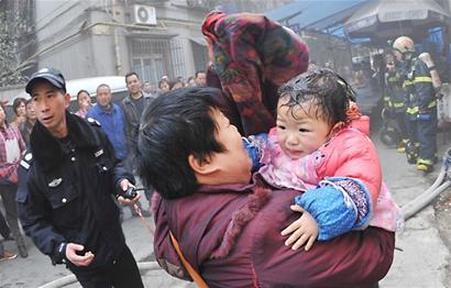  火烧头发  午睡父子才醒来 太婆大喊 我孙女还在