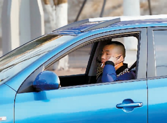 重庆:新交规首日查获新年醉驾第一人 有人开车