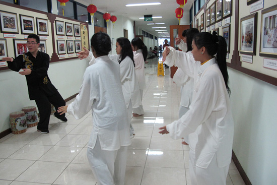 孔子学院志愿者教师带领学生学习太极拳
