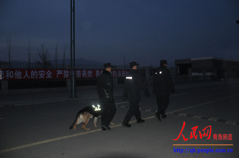 组图:春运首日青藏铁路公安局多举措保春运平