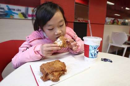 台湾一小学生长期吃炸鸡发育提前长出B罩杯(图