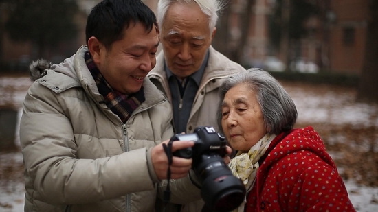 志愿摄影队记录万名老人笑脸