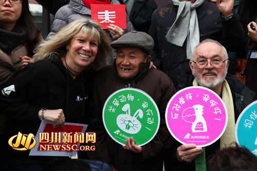 狗医生 新年探访成都孤寡老人 大爷 剪纸 送祝福