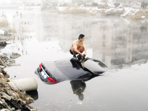 一男子雾中错将油门当刹车开车进河 死里逃生
