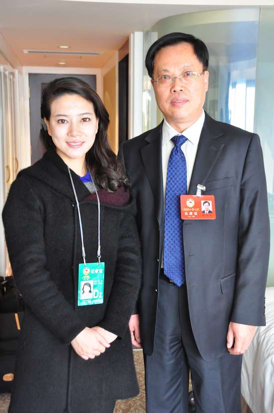 山东省政协委员韩中光接受记者采访